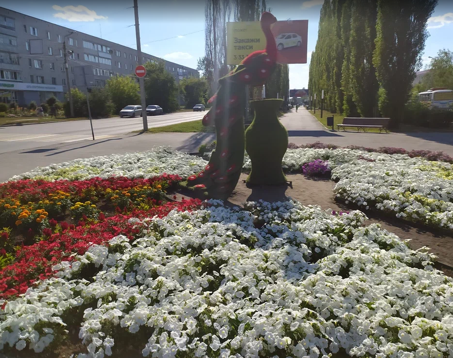 в доме слева жила моя однокурсница. Она даже была на моей свадьбе - "подружка со стороны жениха". 
