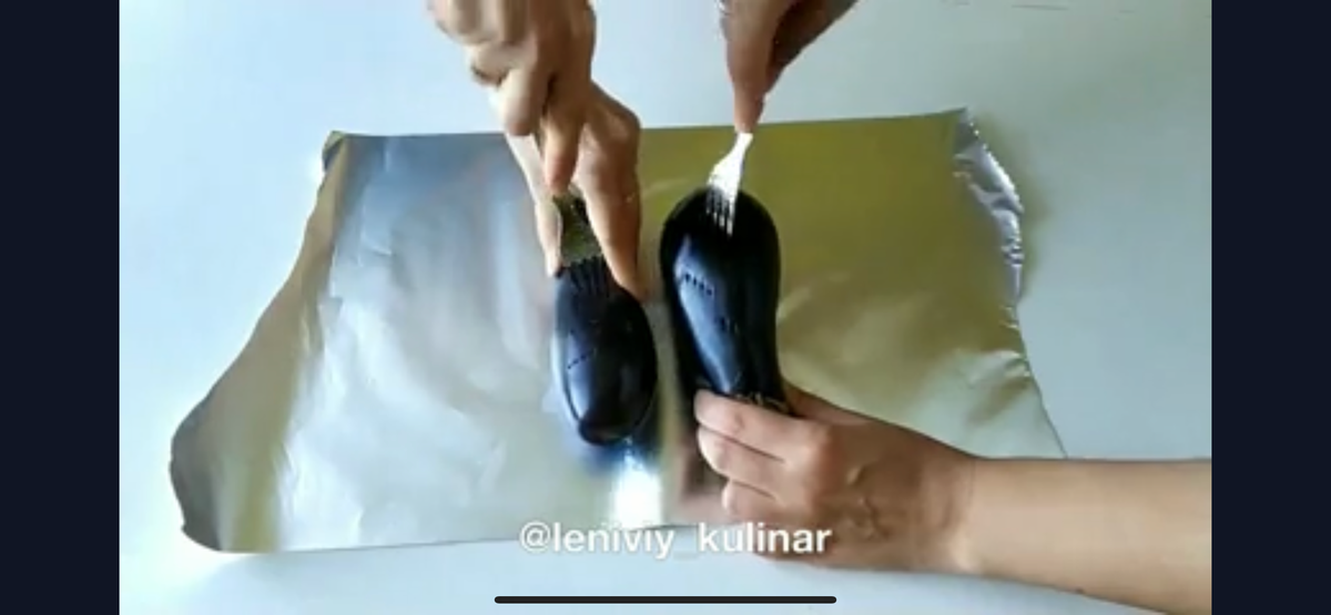 Баклажаны 300 гр протыкаем вилкой, оборачиваем фольгой и отправляем в духовку 30 минут при 180С