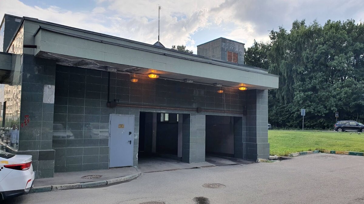 Паркинг, в котором не всем жителям хватило места. Фото: Vysotsky Estate 