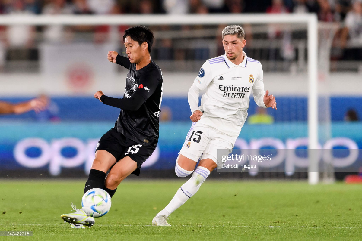 Источник: https://www.gettyimages.com/detail/news-photo/daichi-kamada-of-eintracht-frankfurt-and-federico-valverde-news-photo/1242422718?adppopup=true