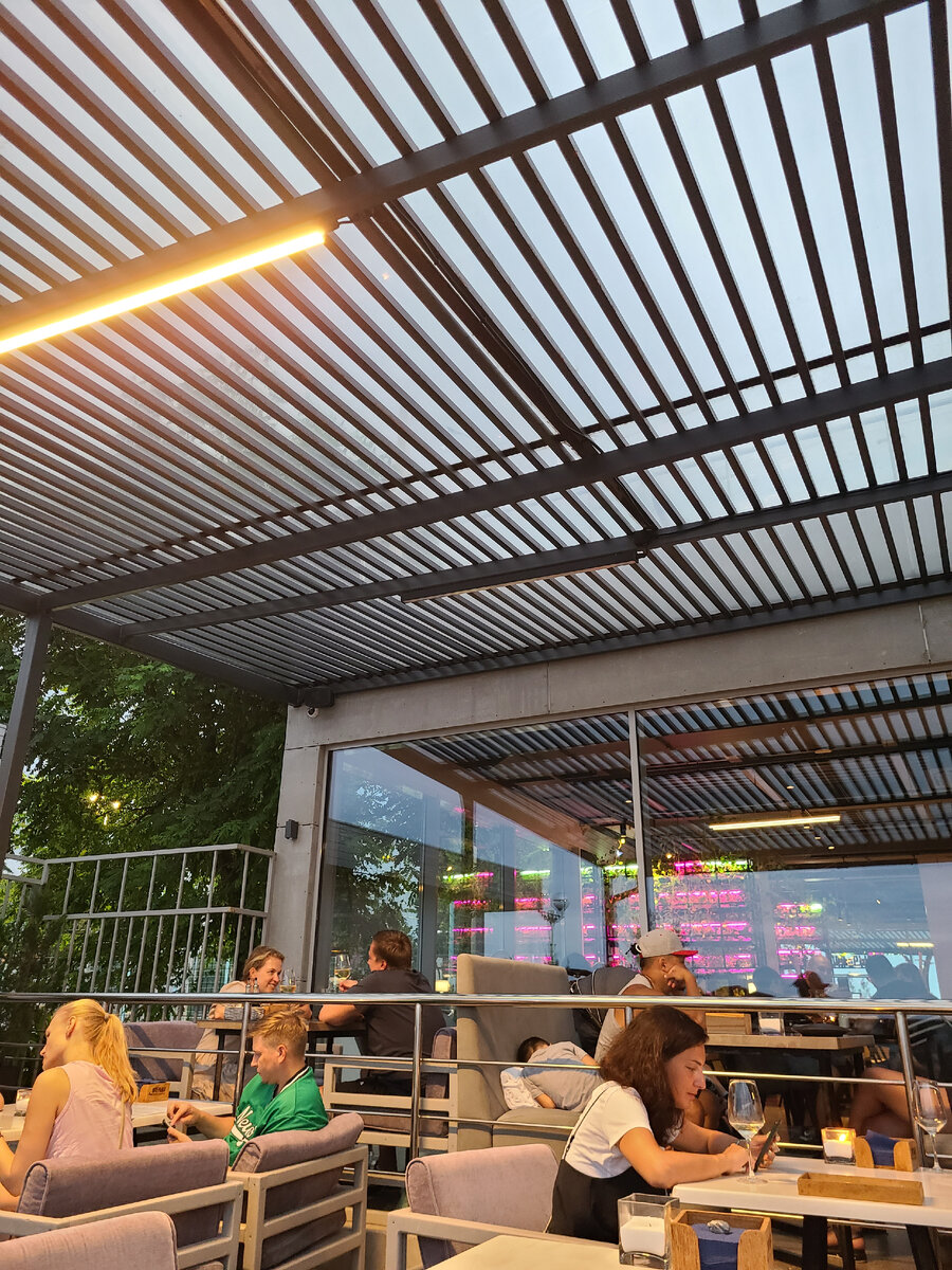 За стеклом виднеется тепличка