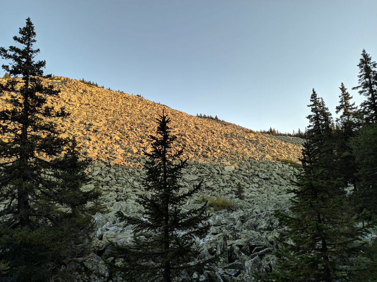 Освещённая Солнцем гора Поперечная 