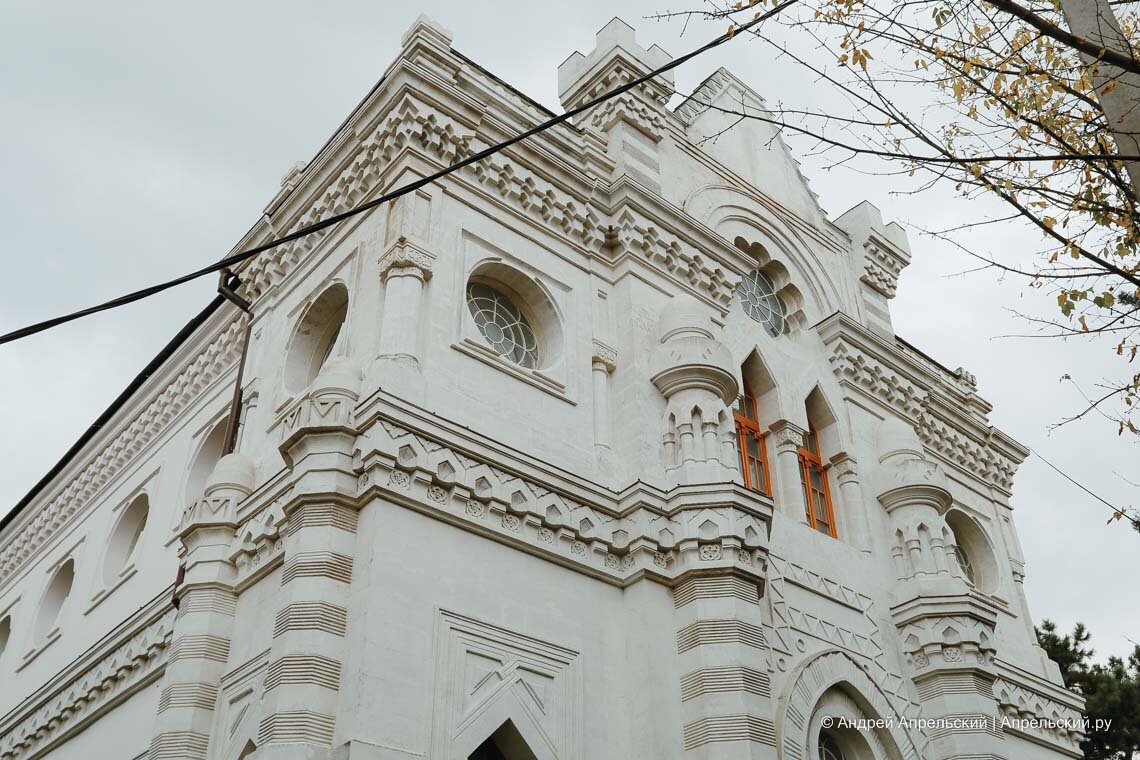 Вы просто посмотрите на эту Кенассу Старого города. Религиозное сооружение построено для последователей караимизма (исповедуют Ветхий завет)