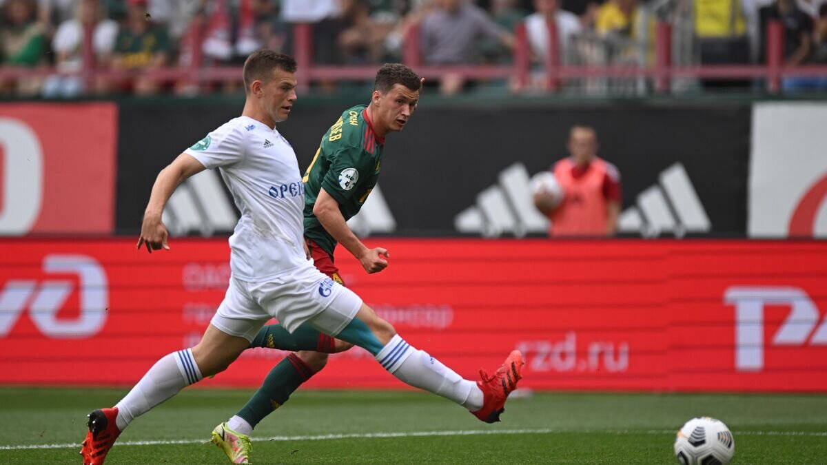    Игрок "Локомотива" Иван Игнатьев (справа) и игрок "Оренбурга" Данила Хотулёв© РИА Новости / Григорий Сысоев