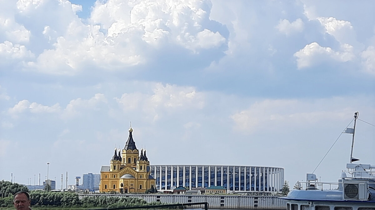 Храм Александра Невского и стадион "Нижний Новгород" на Стрелке