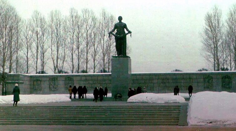 Первый раз на Пискарёвское кладбище я попал в начале марта 1986-го. Сытый, здоровый, одетый по сезону и погоде. За час экскурсии промёрз до костей...