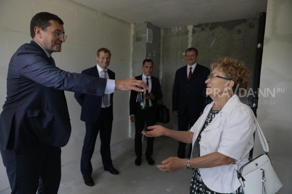    Двери открываются! Появились фото вручения ключей от квартир дольщикам ЖК «Университетский» Елена Орленко