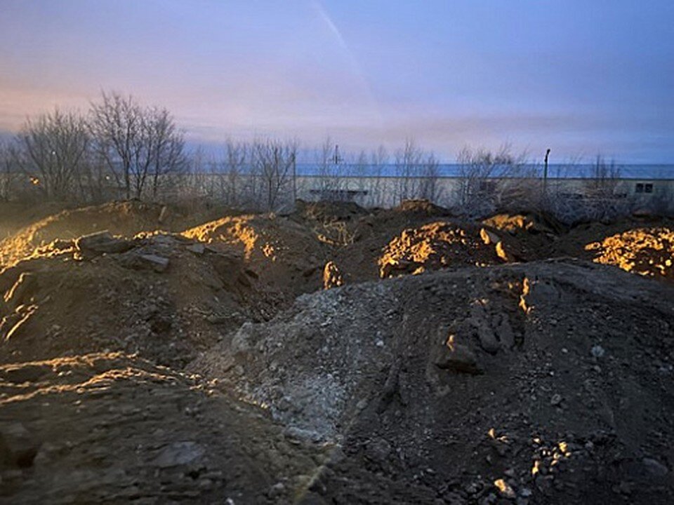     Старый асфальт сваливали в кучи неподалеку. Фото: межрегиональное управление Росприроднадзора по Астраханской и Волгоградской областям.
