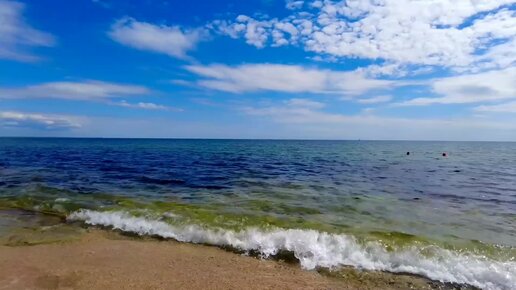 Лето Крым не покидает! Море, солнце и ярко-голубое, летнее небо. Последние деньки бархатного сезона на знаменитом Золотом пляже. 20.09.2022.