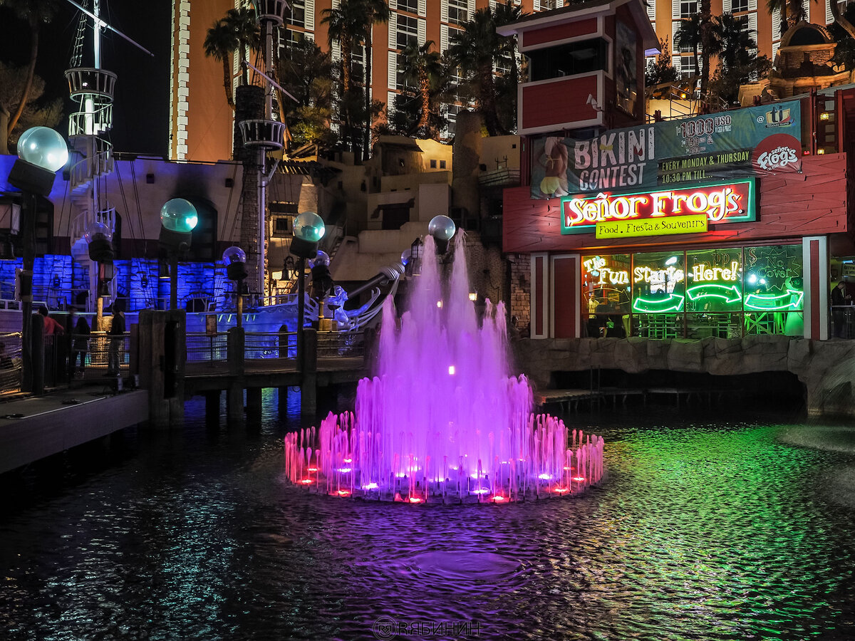 Лас вегас улица стрип. Лас вегас ночью казино. Лас вегас неон. Вывеска казино в лас вегасе. Лас-вегас невада казино.