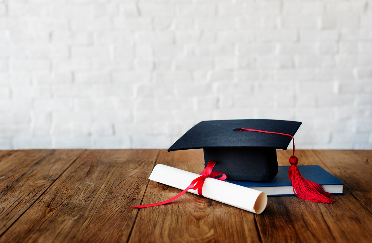 источник фото: <a href="https://ru.freepik.com/free-photo/mortar-board-and-a-graduation-diploma_3276349.htm#query=%D0%B4%D0%B8%D0%BF%D0%BB%D0%BE%D0%BC%20%D0%BE%D0%B1%20%D0%BE%D0%B1%D1%80%D0%B0%D0%B7%D0%BE%D0%B2%D0%B0%D0%BD%D0%B8%D0%B8&position=0&from_view=search">Изображение от rawpixel.com</a> на Freepik