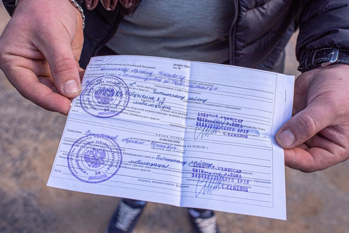 Военный комиссар региона Евгений Кудрявцев рассказал, как ищут людей, подлежащих мобилизации: сотрудники военкомата приходят по месту их жительства, опрашивают соседей, и «если не получается установить местоположение на месте, то могут прийти на следующий день».Если сотрудники военкомов не могут найти призванных граждан, «то составляются списки, и они уже передаются в полицию», добавил военком. «Полиция проводит разыскные мероприятия, и если есть подозрения на злостное уклонение, то может передать в следственные органы», — сказал Кудрявцев.По его словам, многие жители Новосибирской области живут не по прописке, поэтому им не могут передать повестку. «Сейчас они могут попасть под категорию разыскиваемых граждан», — отметил военком. По его словам, в розыск уже поданы первые уклонисты в регионе.