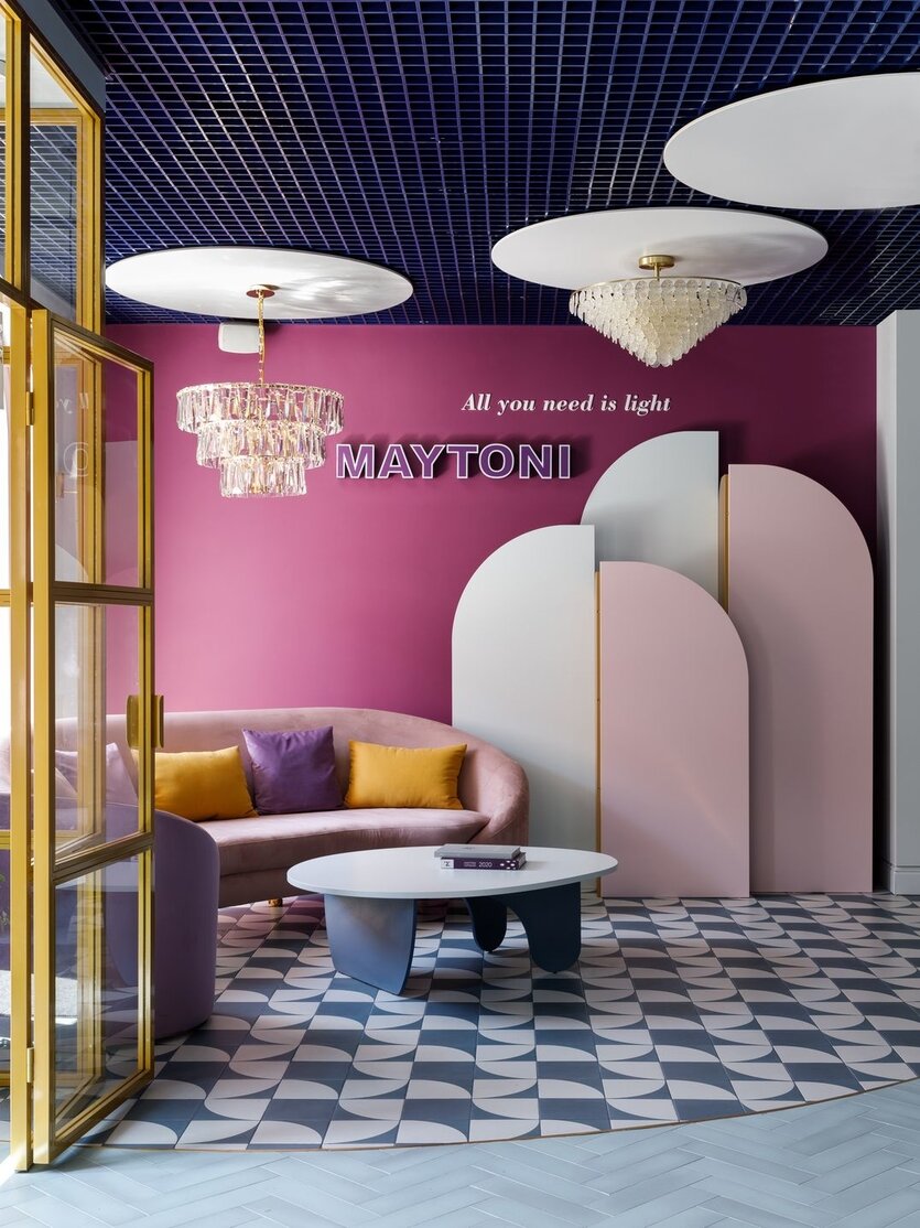 Фотозона и зона отдыха смобильными ширмами для фотосессий выделены в пространстве активным рисункомплитки в отделке пола.