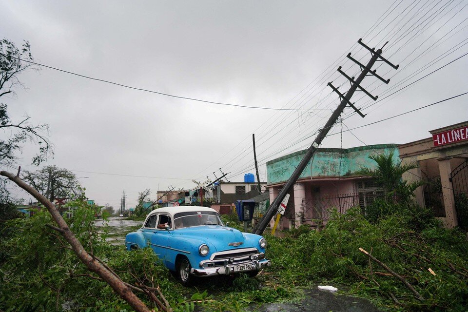     Ураган Ян обрушился на Кубу.  REUTERS