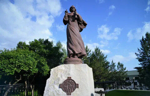 Памятник святителю Иоанну (г. Златоуст)