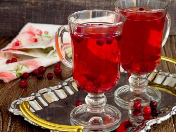 Шаг 1. Для начала перебираем клюкву, убираем гнилые ягоды. Далее хорошо промываем её под водой, после чего перекладываем на друшлак и ждём  пока не стечёт вся лишняя жидкость.
Шаг 2. Банку, для варенья  промываем под горячей водой с содой и стерилизуем ее любым  способом. Также кипятим крышки. На дно сухой банки отправляем клюкву и засыпаем её сахором. Далее сыпим  лимонную кислоту. При желании можно добавить звездочку бадьяна, чтобы у готового напитка присутствовала небольшая пряность.
Шаг 3. В отдельной кастрюле кипятим необходимое количество воды и поэтапно заливаем ею ягоды с сахаром. Сначала наливаем ¼ объёма и прикрываем банку крышкой. Спустя 20 секунд наполняем банку наполовину и снова накрываем крышкой. В третий раз заливаем кипяток до плечиков.Для того чтобы банка не лопнула.
Шаг 4. Теперь закатываем компот стерильными крышками, переворачиваем банку вверх дном, закутываем в плед или полотенце и оставляем до полного остывания на сутки.
Шаг 5. Отправляем на хранение в прохладное место . Открываем зимой, разливаем по стаканам и подаём к столу вкуснейший клюквенный напиток.