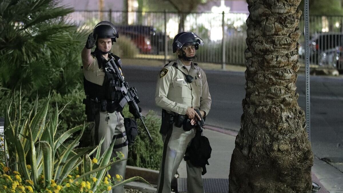    Сотрудники полиции на месте стрельбы у казино Mandalay Bay в Лас-Вегасе, США. 2 октября 2017© AP Photo / John Locher