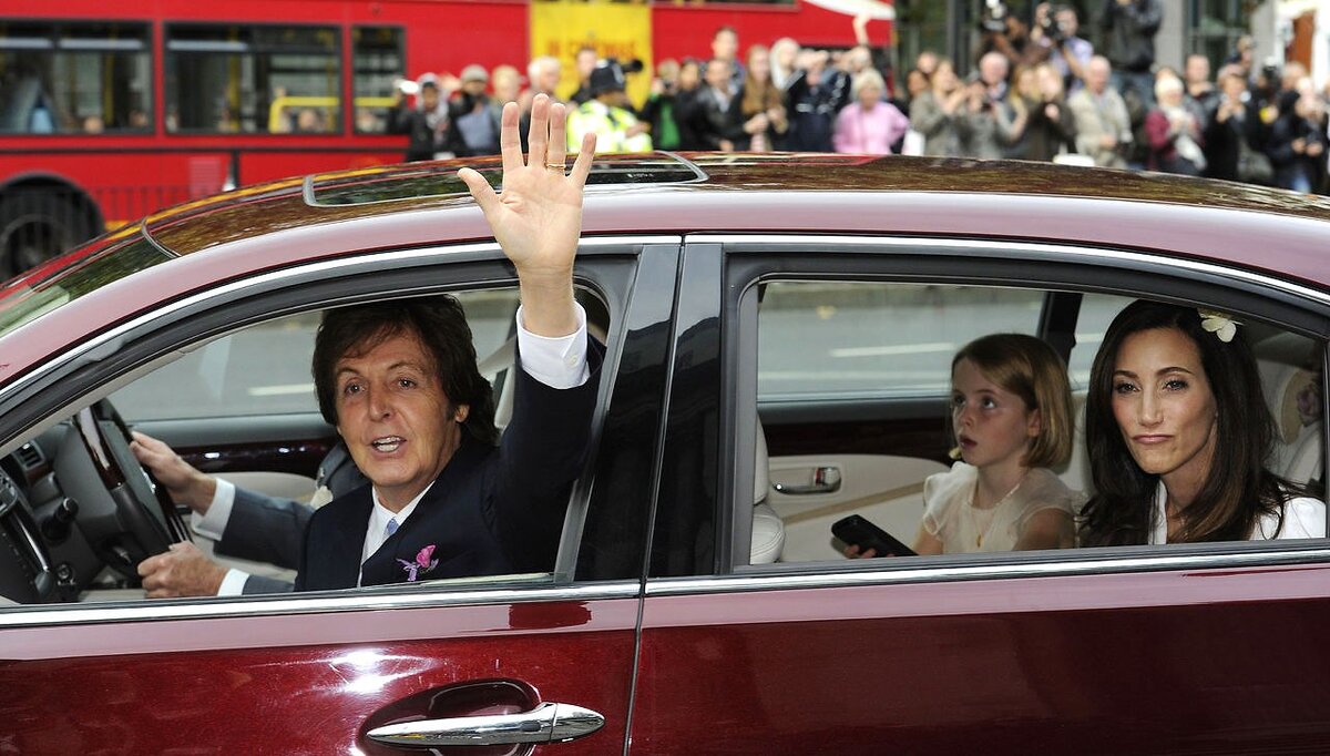 Paul MCCARTNEY Aston Martin