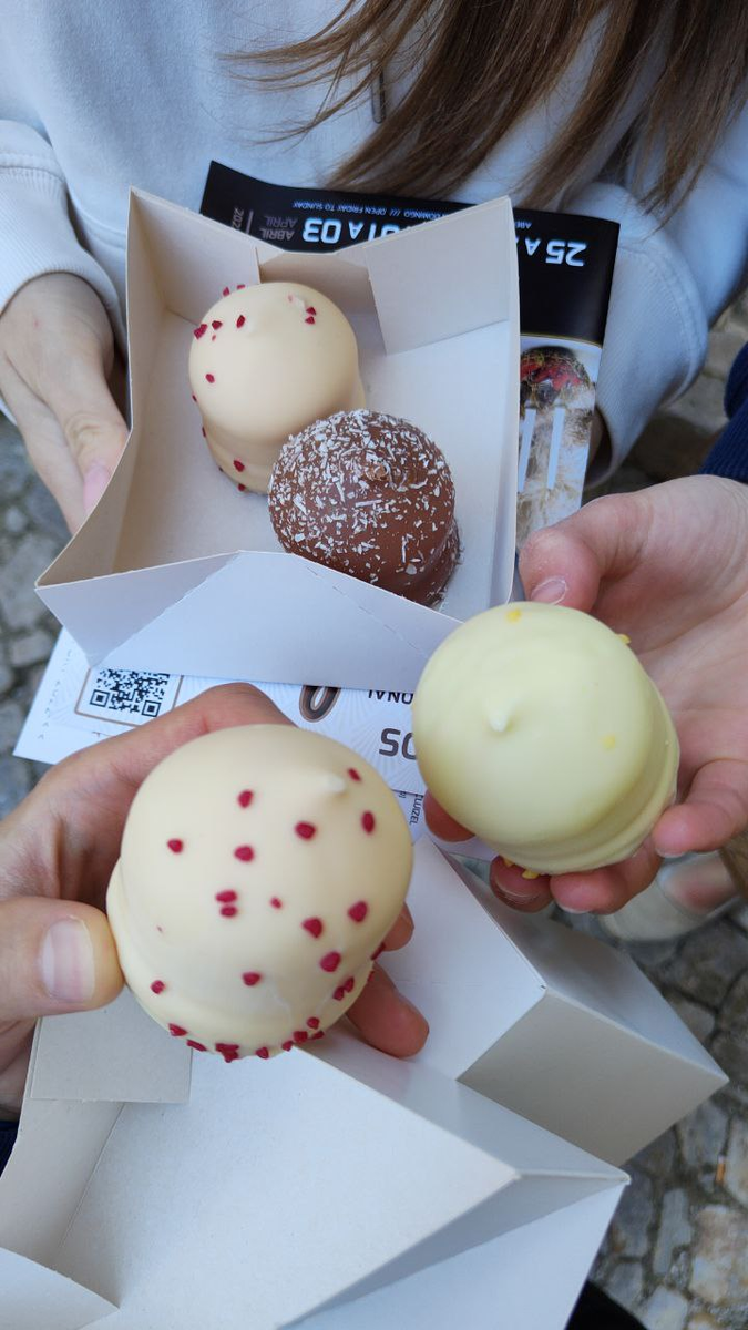 Шоколадные пирожные с кремом внутри