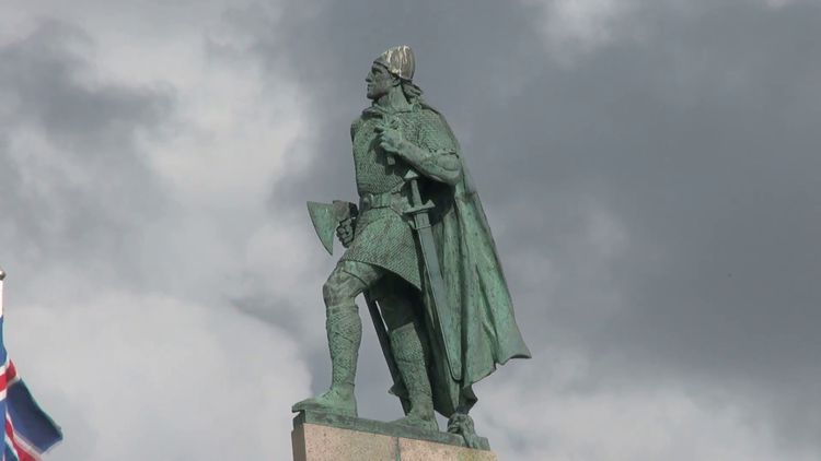 Статуя Лейфа Эрикссона с крестом перед церковью Халлгримура в Исландии. 