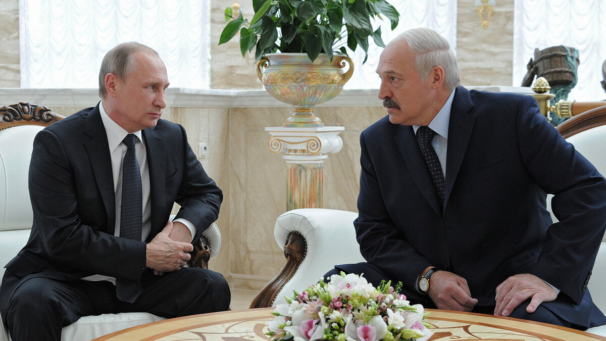    " Президент России Владимир Путин (слева) и президент Белоруссии Александр Лукашенко© РИА Новости . Михаил Климентьев