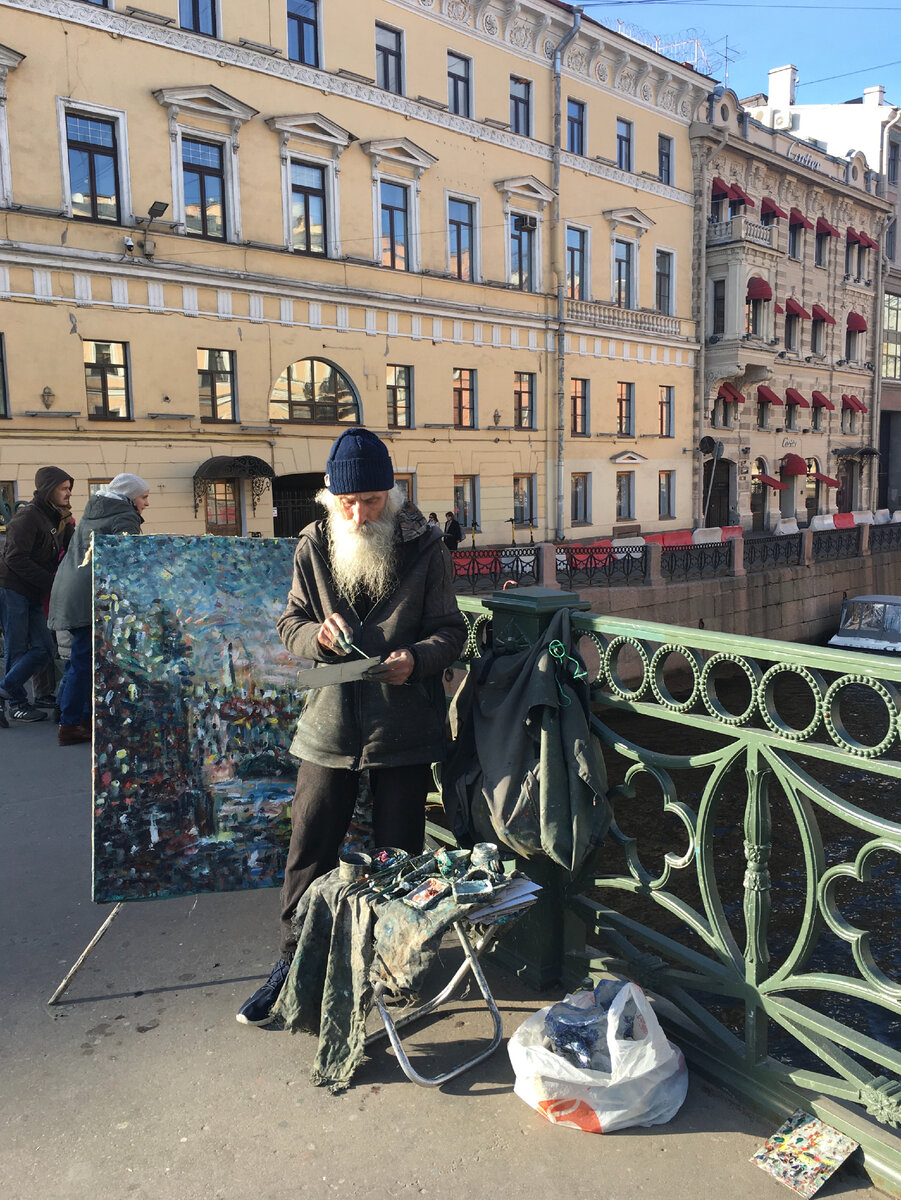 Художник Владимир Ельцов на Зелёном мосту через Мойку