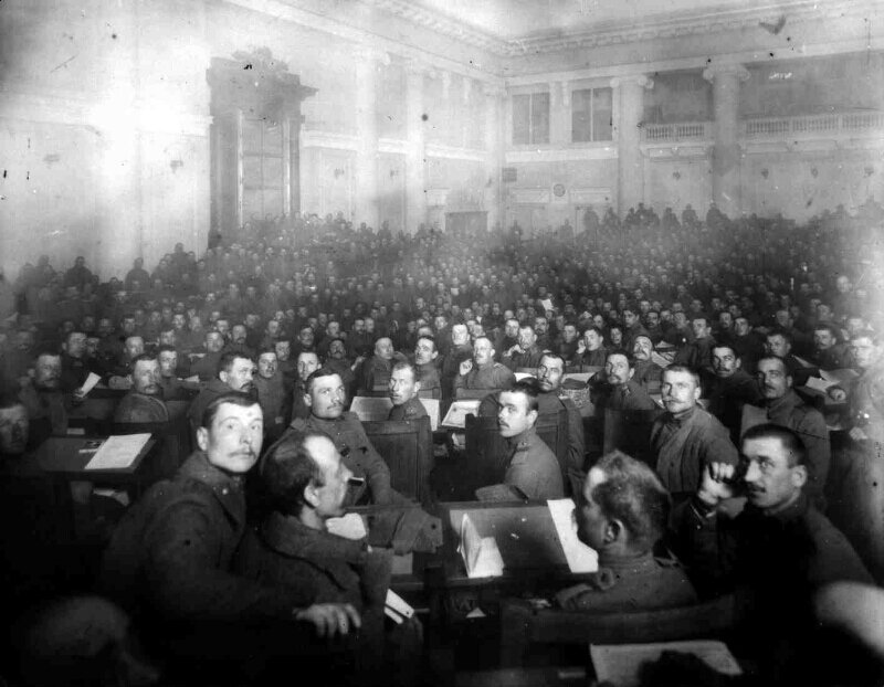 депутаты 1-го Всероссийского съезда советов в Таврическом Дворце, 1917 год