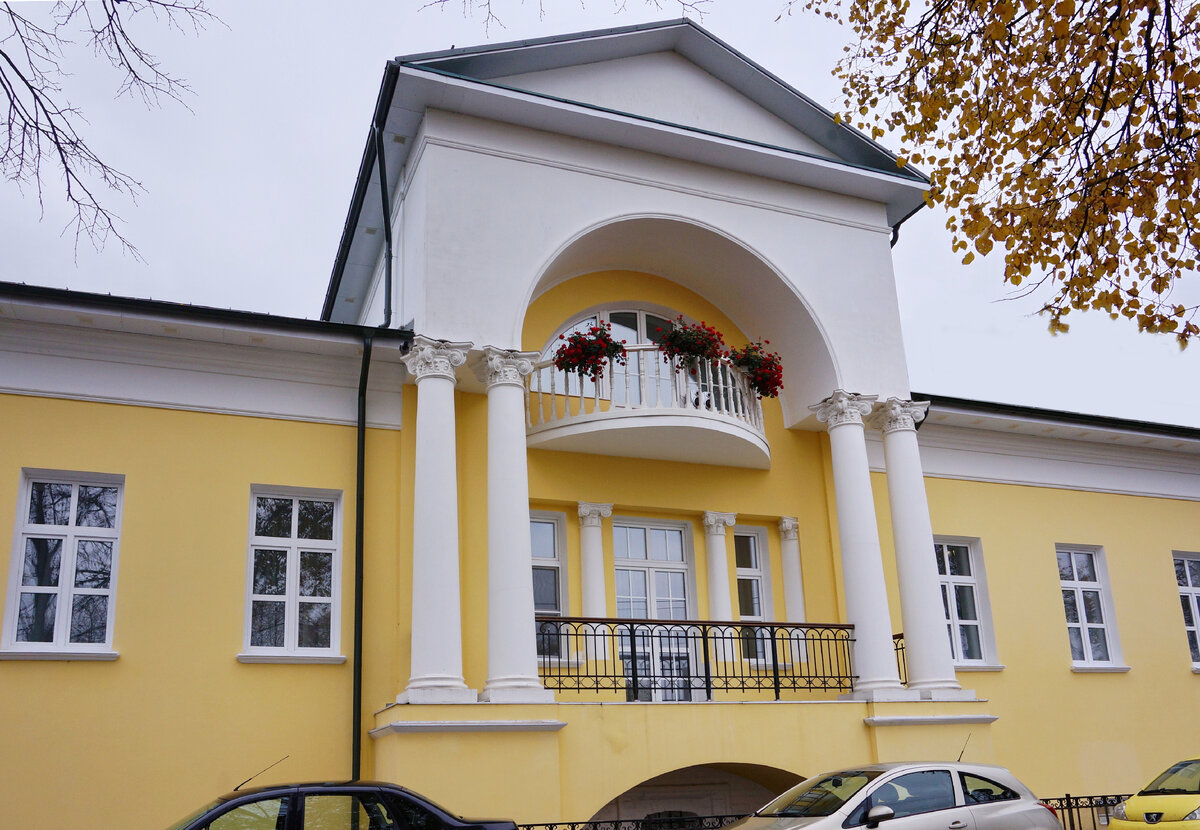 Фасад музея им. В.Ю. Орлова после реставрации. Ярославль, Волжская набережная, 15