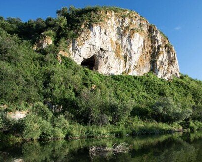    Чагирская пещера (1), немецкие антропологи в Чагирской пещере (2). Фото: Edition.com
