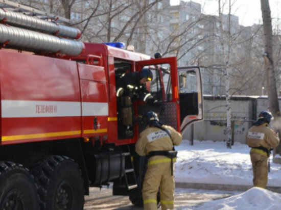     В Биробиджане рабочие случайно подожгли шпалы ФОТО: ГУ МЧС России по Хабаровскому краю
