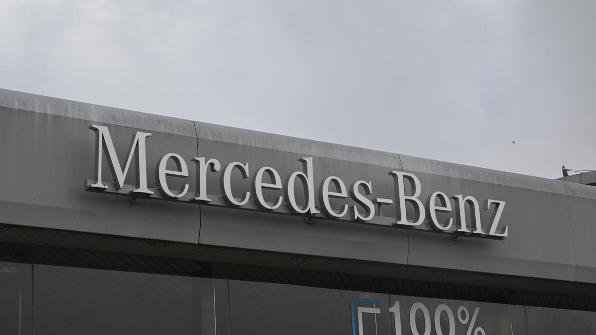    Надпись Mercedes-Benz:Horst Galuschka/picture alliance via Getty Images