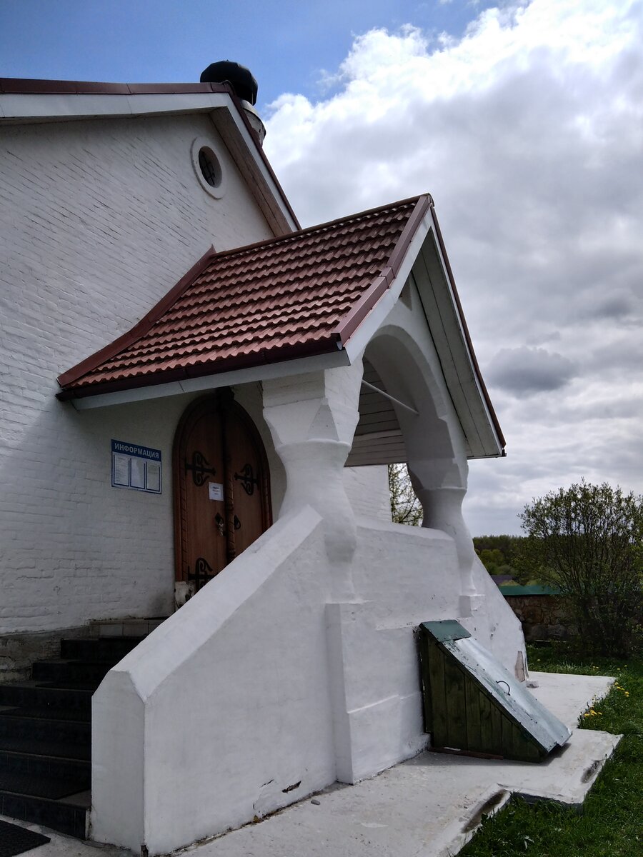 Крыльцо храма