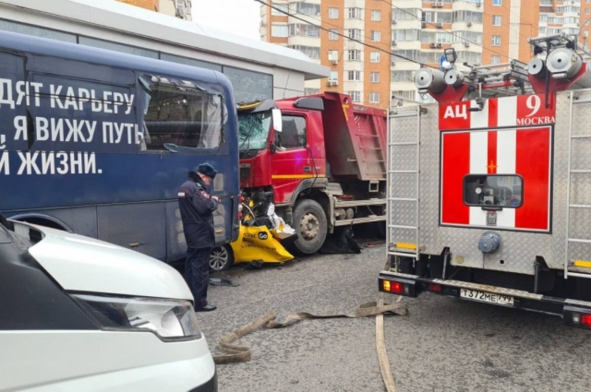 Водитель самосвала, раздавившего машину такси, уснул за рулем перед ДТП |  Аргументы и факты – aif.ru | Дзен