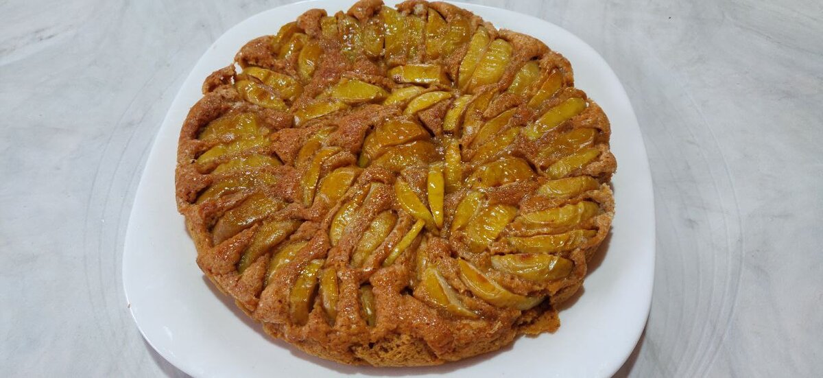 Яблочный пирог, приготовленный с яблочным соком