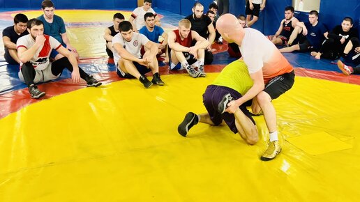 Контратака от прохода в ноги, переворот боком. Шамиль Османович ...