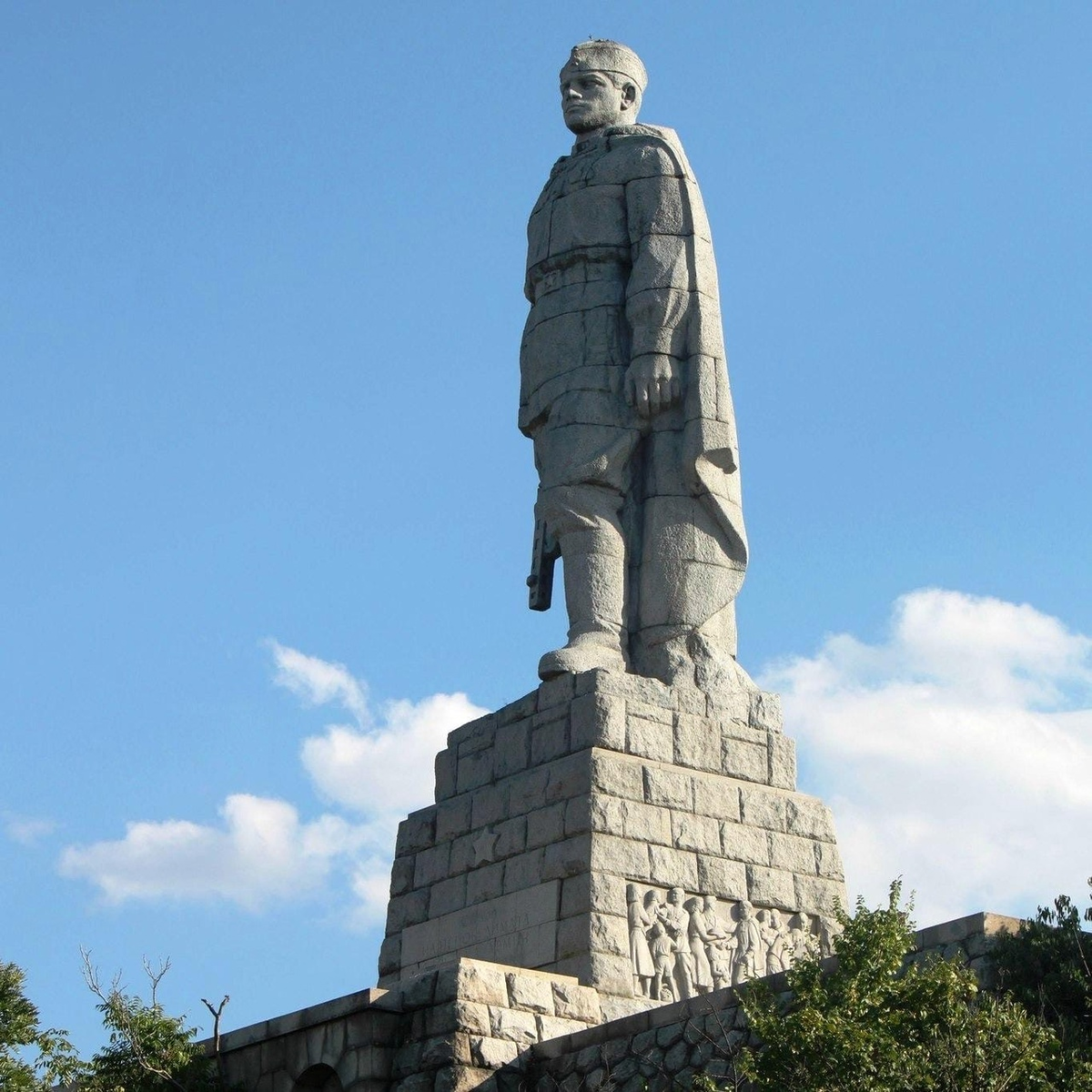 Памятник алеше в болгарии фото с девочкой на руках