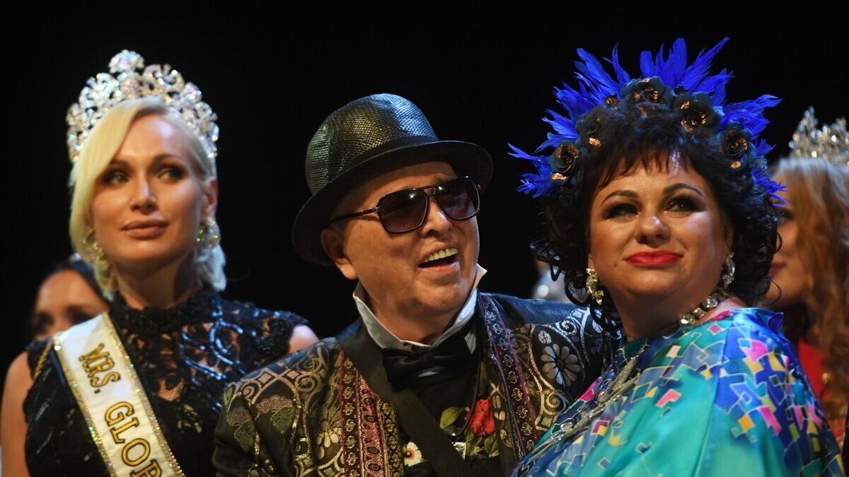    Член жюри, модельер Вячеслав Зайцев и президент конкурса красоты, руководитель фонда поддержки семьи, материнства и детства "Планета женщин" Алла Маркина во время финала конкурса "Миссис Россия 2019" в Москве© РИА Новости / Кирилл Каллиников