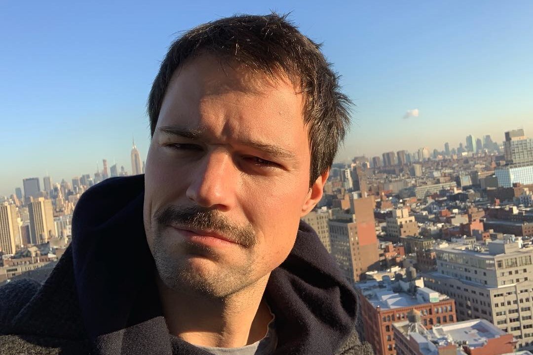    «Сердце не выдерживало»: Данила Козловский рассказал, как бросил курить на съемках «Легенды №17»