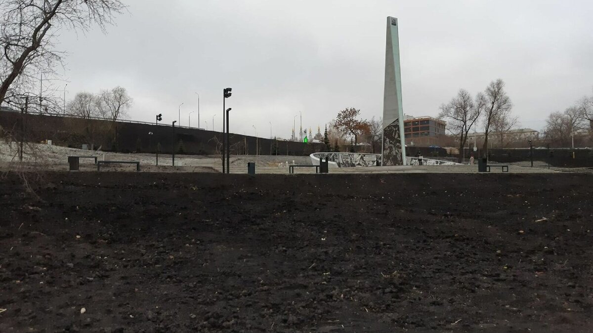     Корреспондент Mkset оценил новый монумент и сквер, в котором он установлен. Во всяком случае, город эта стела не уродует.