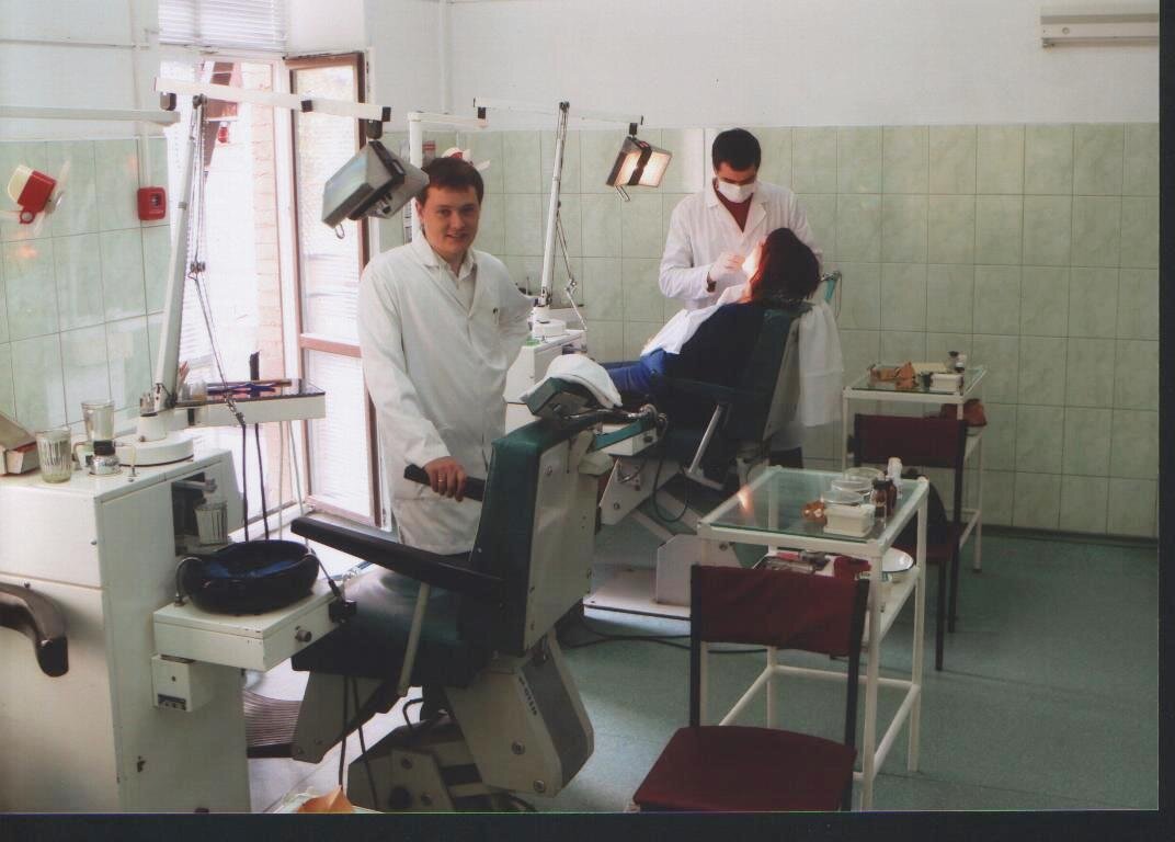 Я знаю людей старшего поколения, кто до сих пор очень боится стоматологов, практически не может спокойно лечиться