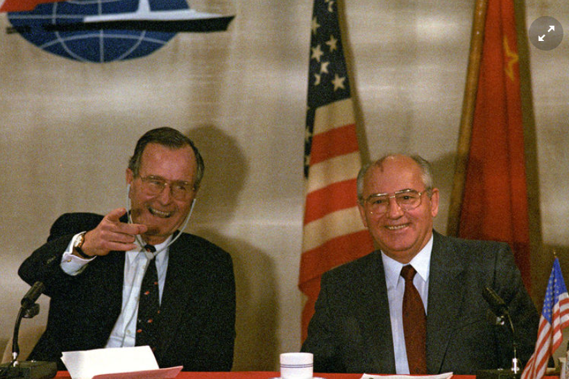 1989 год. Встреча президентов СССР и США Михаила Горбачева и Джорджа Буша-старшего, положившая окончание «холодной войне».
