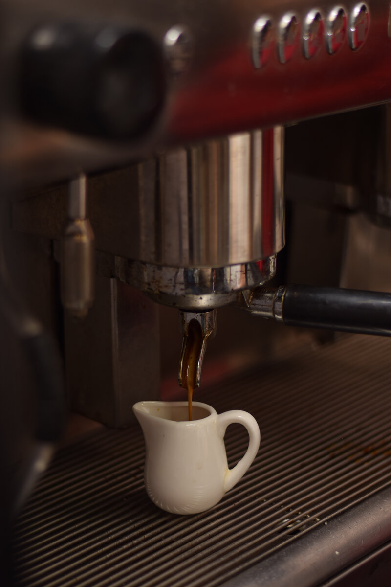 Процесс приготовления эспрессо в кофемашине