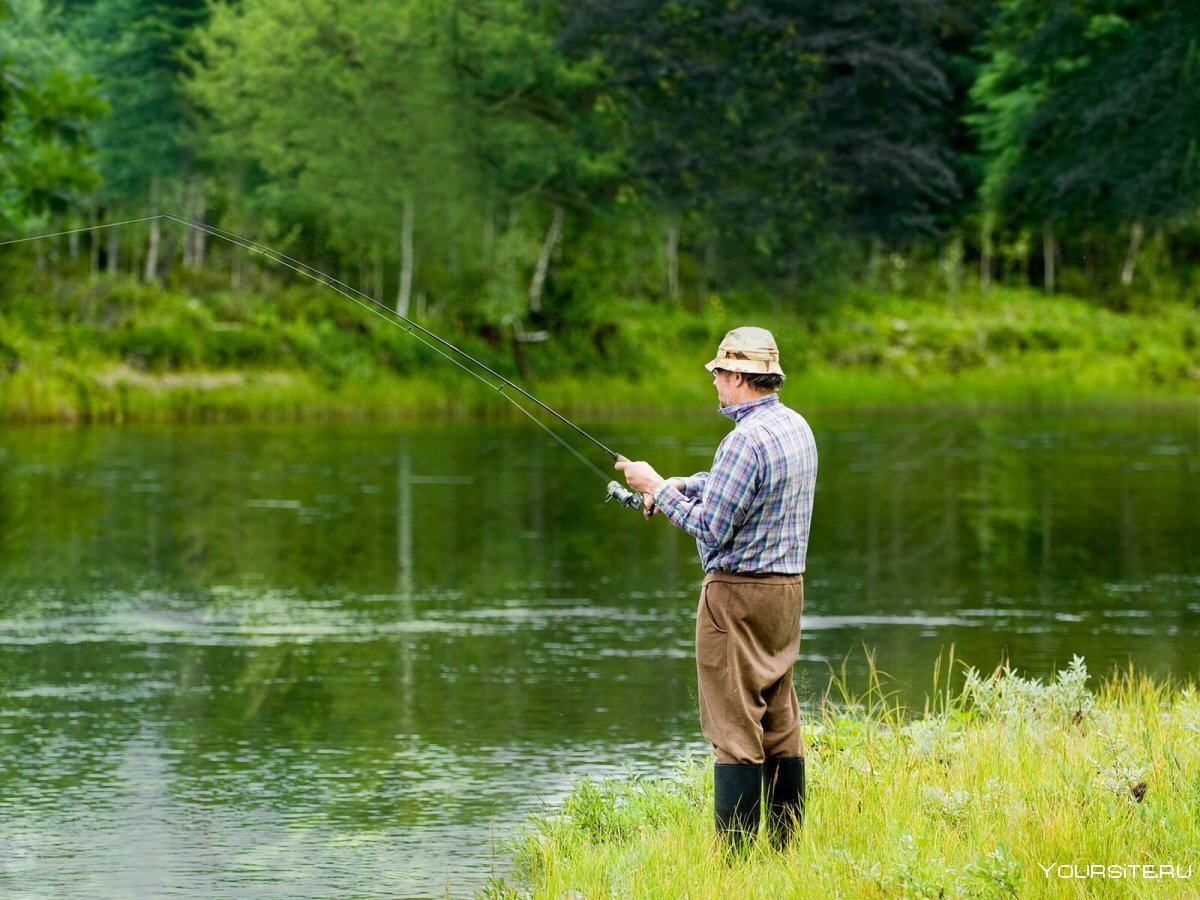 Fishing. Мужчина рыбачит. Рыбак на берегу. Летняя рыбалка. Мужчина с удочкой.