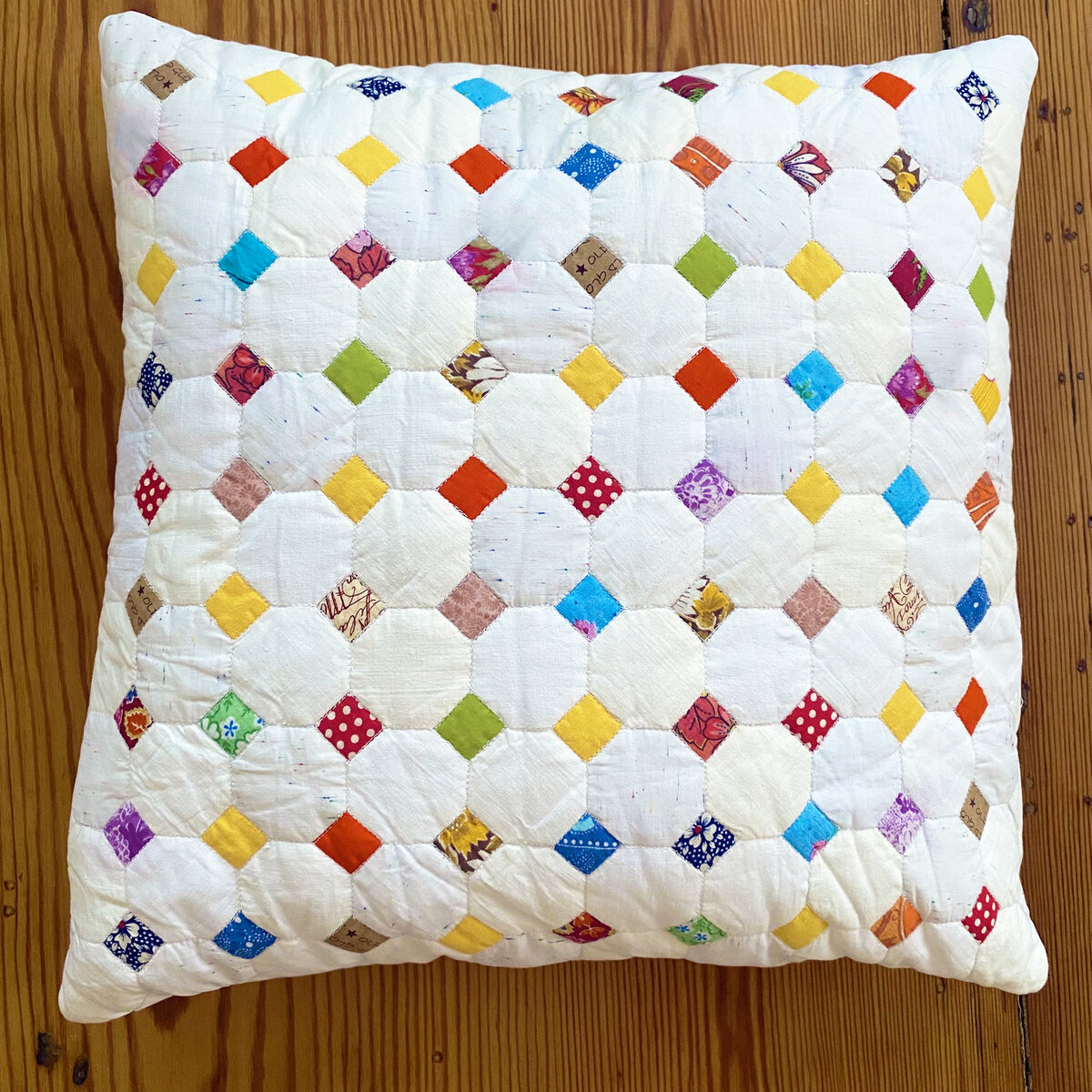 Подушка, сшитая вручную по бумажным шаблонам