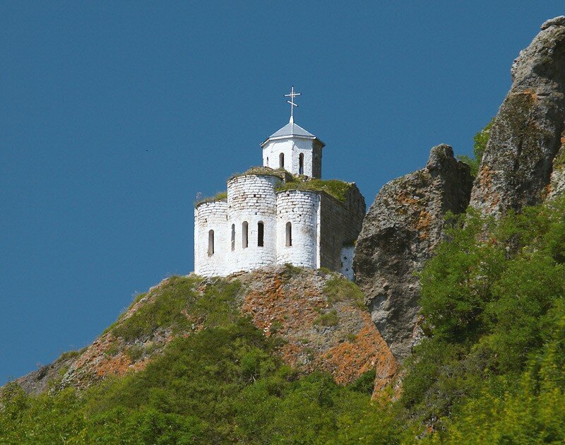 Православный храм в горе. Древний храм афон. церковь афон на горе крым. гора афон гора святая. афон храм преображения.
