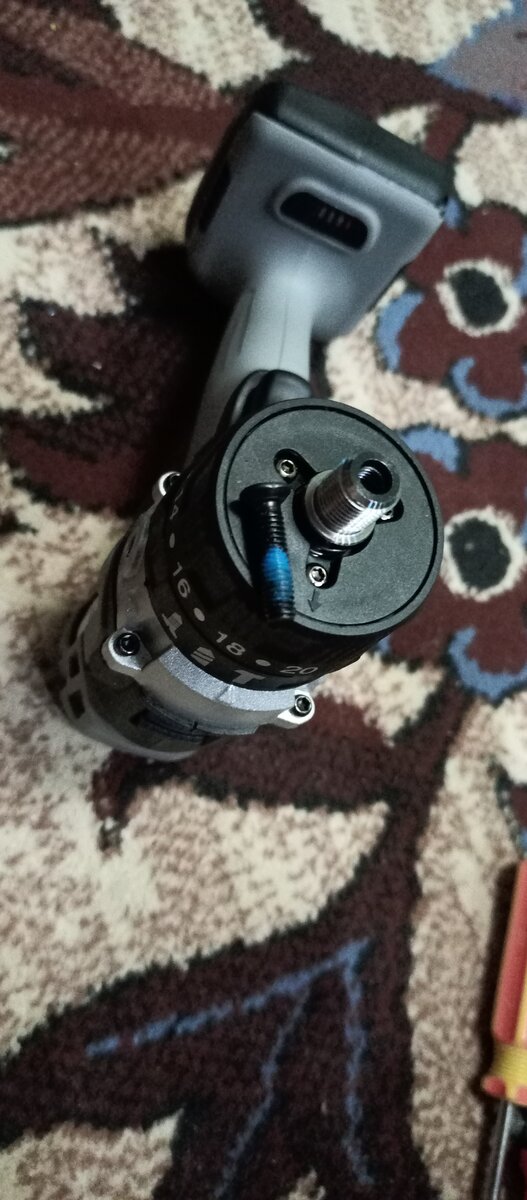 Болт с левой резьбой