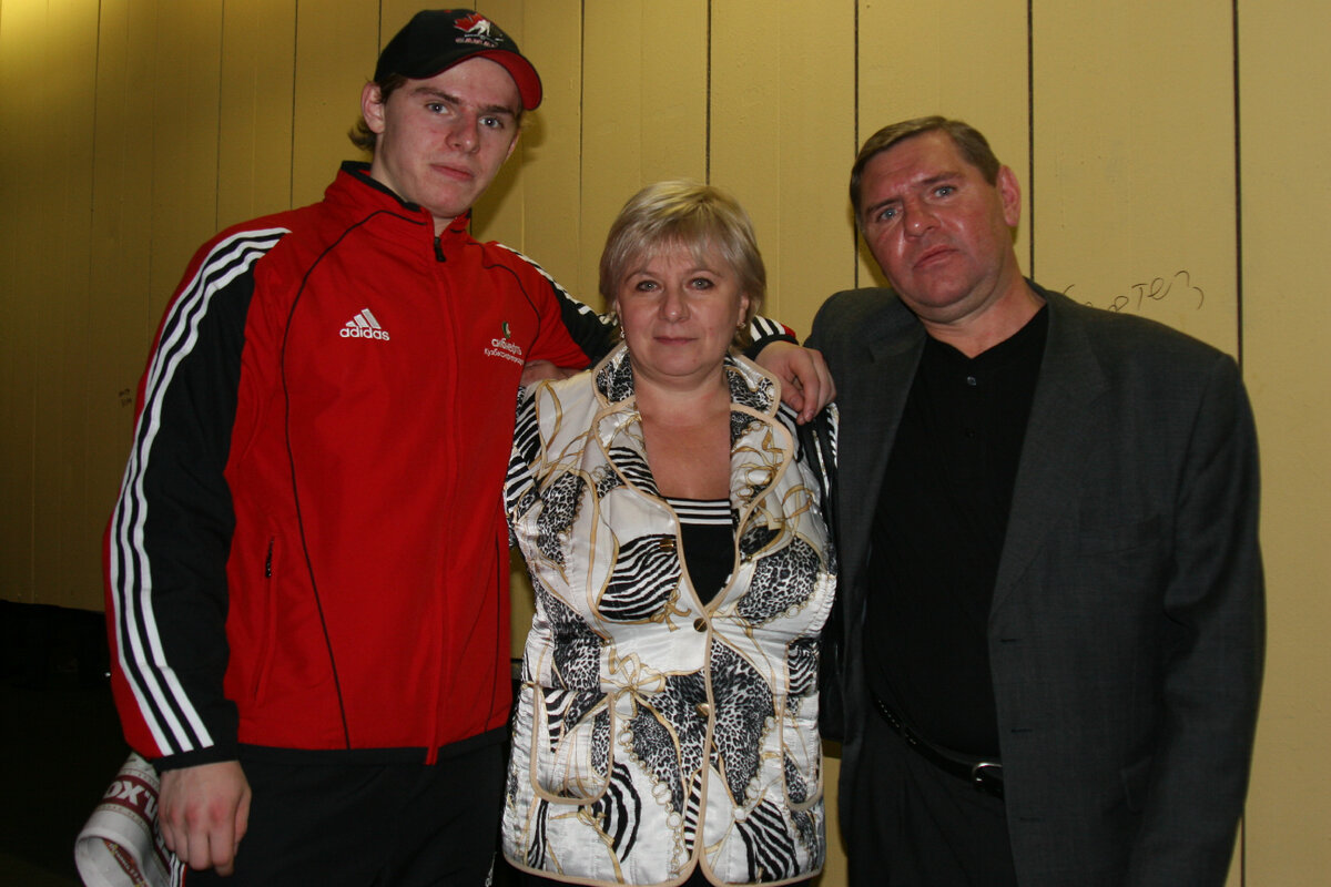 Владимир Крутов с женой Ниной и сыном Алексеем. Фото Динары Кафискиной, архив «СЭ»