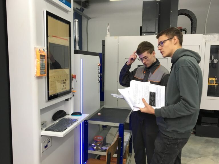 Рязанский колледж электроники не первый год является площадкой для проведения соревнований WorldSkills.Russia, поэтому требования к оборудованию рабочих мест очень
высокие