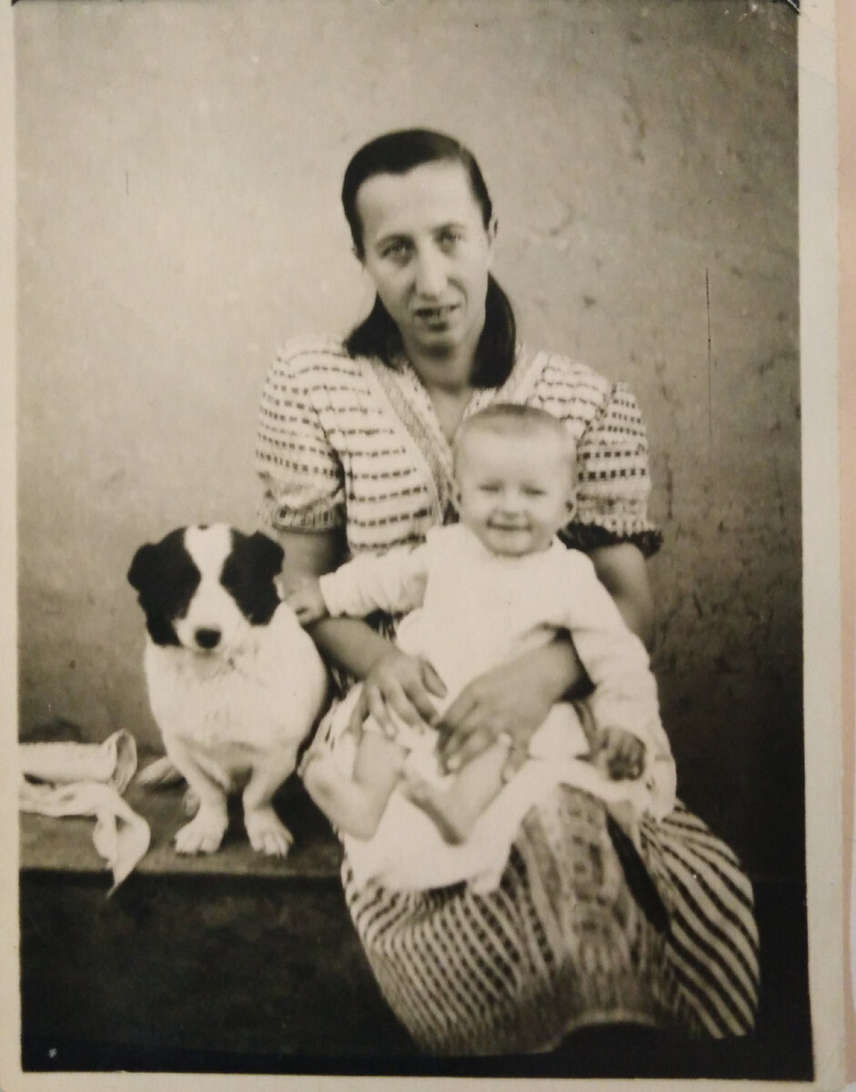 Фото из семейного архива. Мать с Томой и Жучкой. 1954 год.
