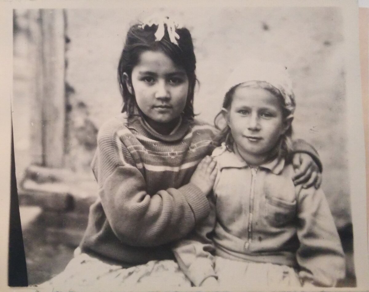 Фото из семейного архива. Я с Зухрой. Мы с ней дружили только весной и летом 1956 года, а потом не виделись. но, спустя восемь лет, в 1964 году случайно  встретились в Черняевском магазине. Мы обе узнали друг-друга, обнялись, поговорили, но мне в тот день надо было спешить на поезд в Ташкент.